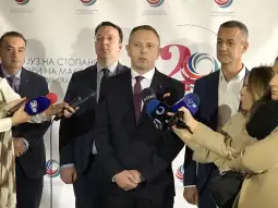 Ангелоски: Очекуваме што е можно побрзо Владата да ги договори условите за унгарскиот кредит Бизнисот очекува што е можно побрзо Владата да ги договори условите за унгарскиот кредитсо комерцијалните банки, порача денеска претседателот на Сојузот на стопанските комори на Македонија –